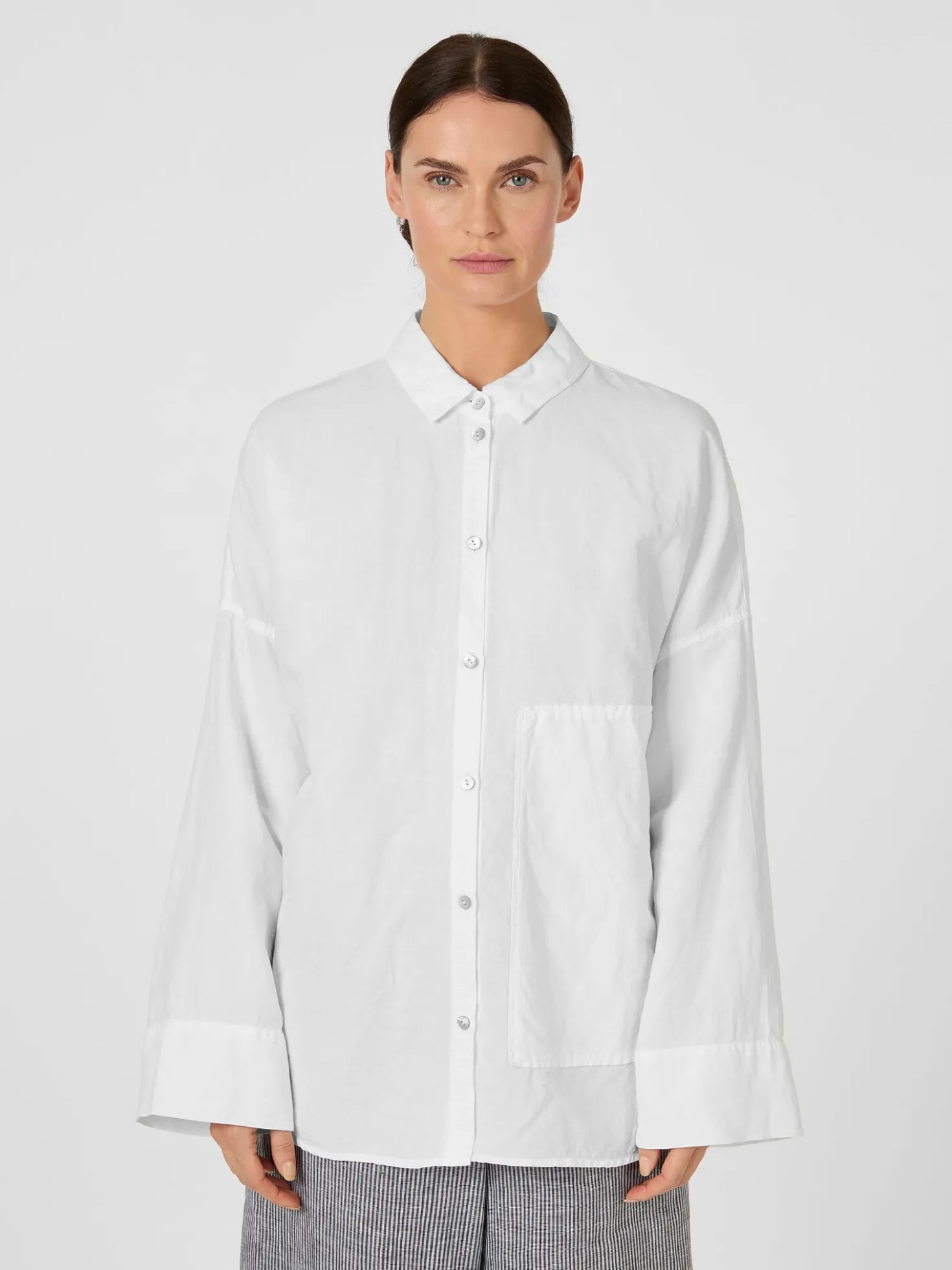 Damenbluse mit aufgesetzter Tasche