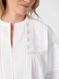 Damenbluse mit Stickerei