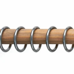 Vorhanggarnitur mit Holzstange